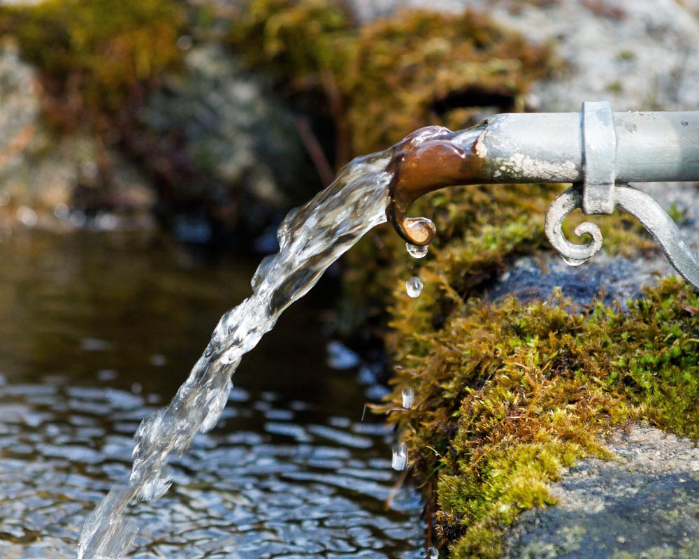 Wasser aus einem Brunnen