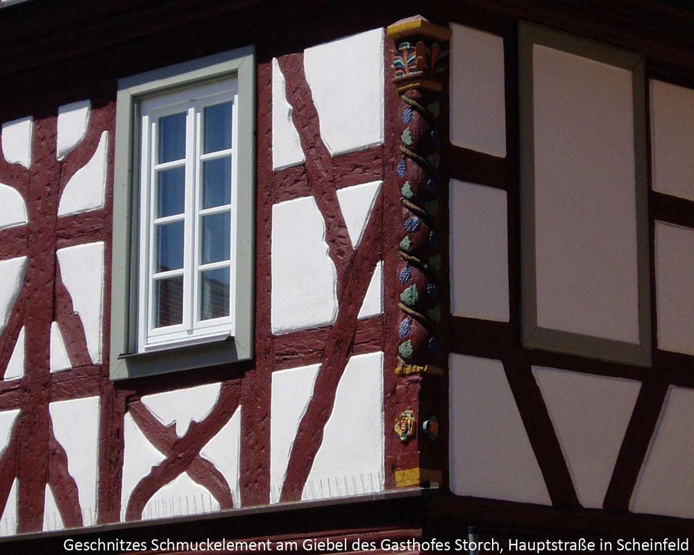 Geschnitztes Schmuckelement im Fachwerk